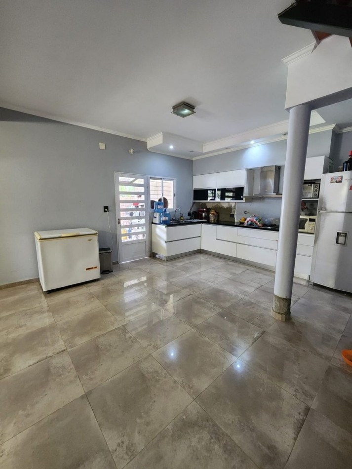 SOLIDA CASA DE 4 DORMITORIOS. AMPLIOS ESPACIOS