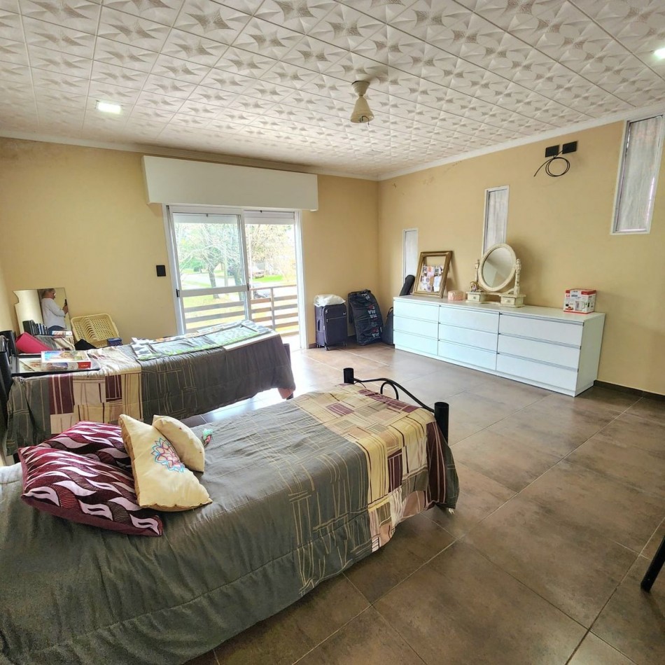 SOLIDA CASA DE 4 DORMITORIOS. AMPLIOS ESPACIOS