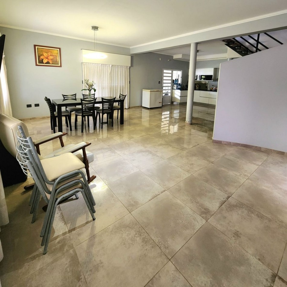 SOLIDA CASA DE 4 DORMITORIOS. AMPLIOS ESPACIOS