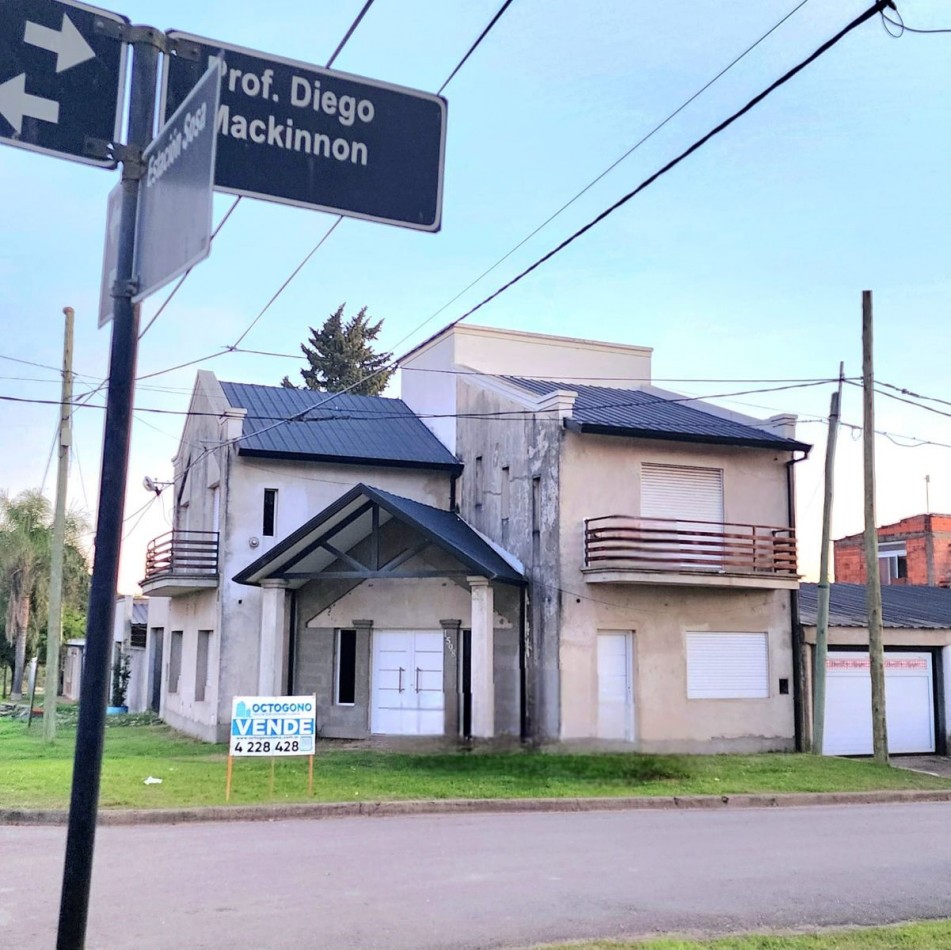 SOLIDA CASA DE 4 DORMITORIOS. AMPLIOS ESPACIOS