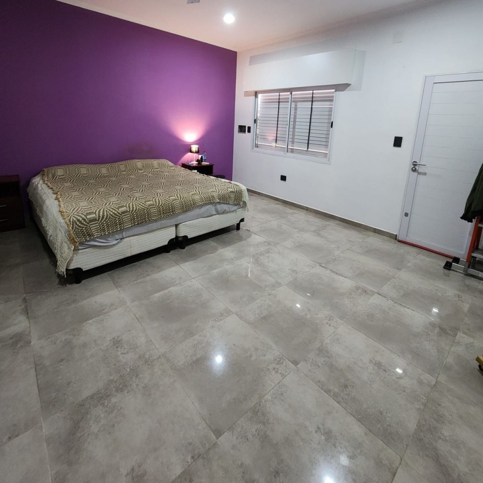 SOLIDA CASA DE 4 DORMITORIOS. AMPLIOS ESPACIOS