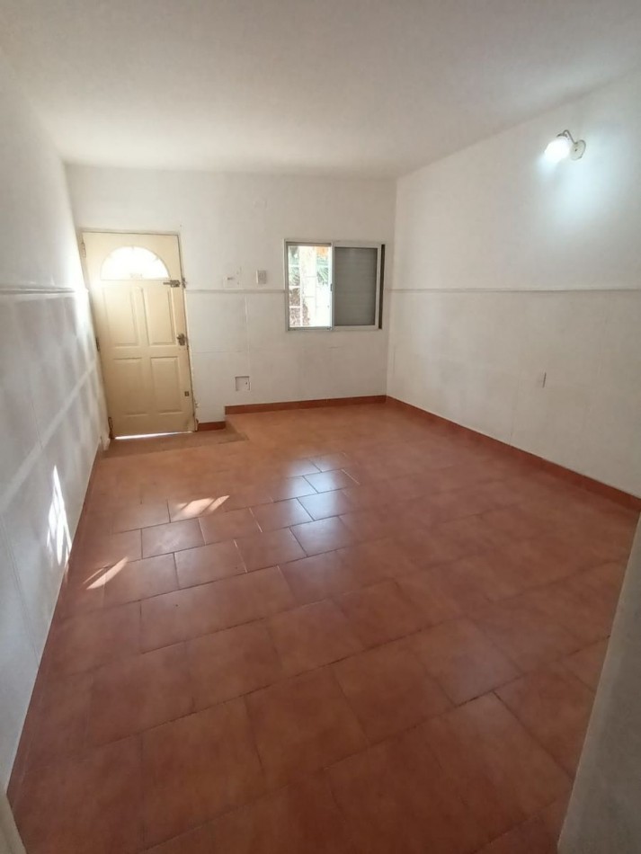 CASA 2 DORMITORIOS Y COCHERAS