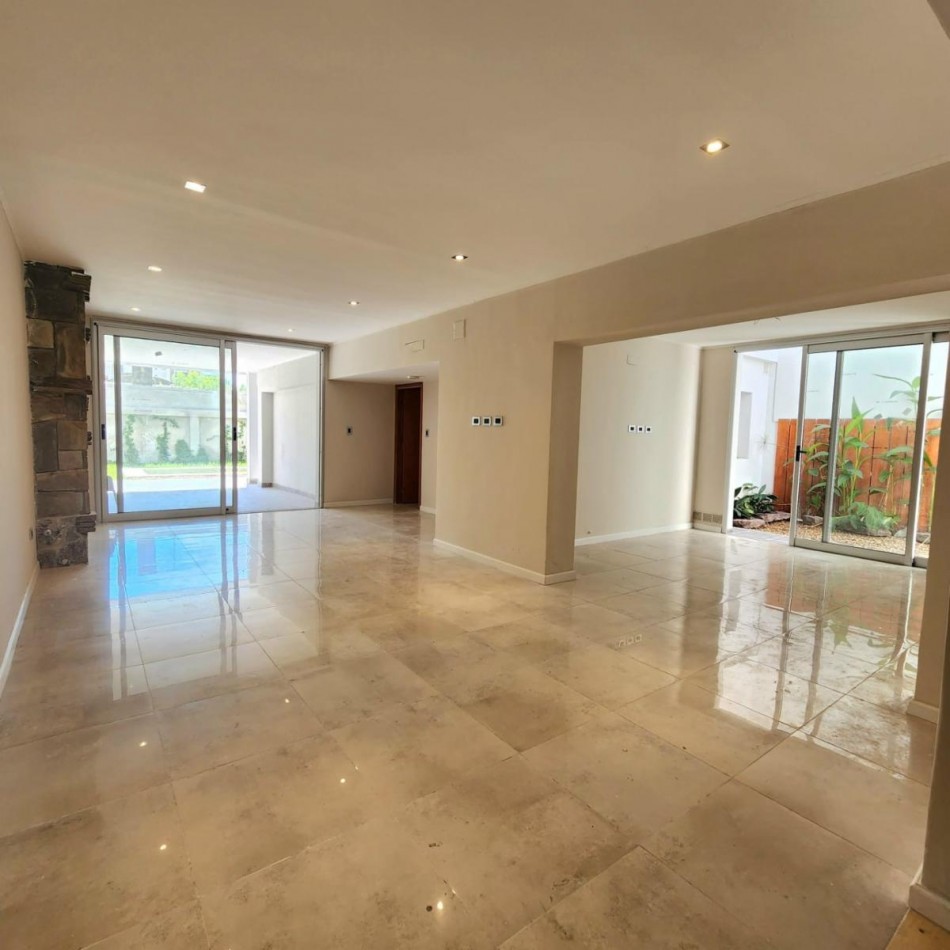 MODERNA CASA EN EL CENTRO DE LA CIUDAD