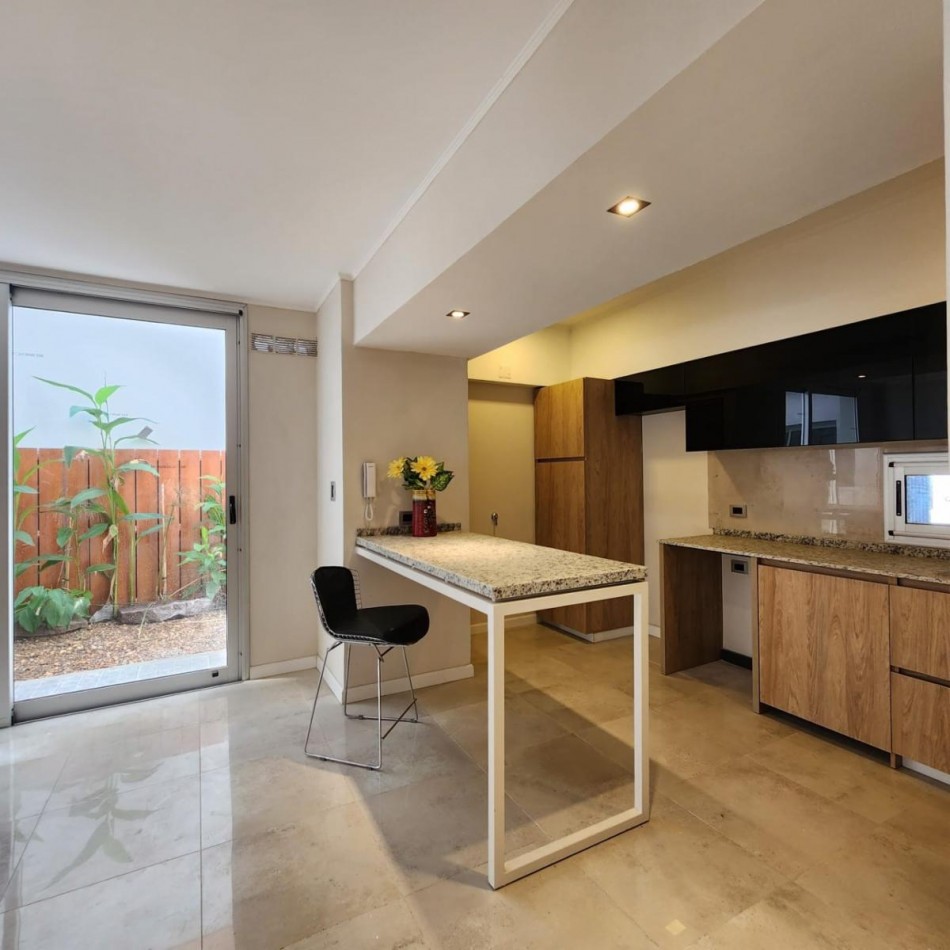 MODERNA CASA EN EL CENTRO DE LA CIUDAD