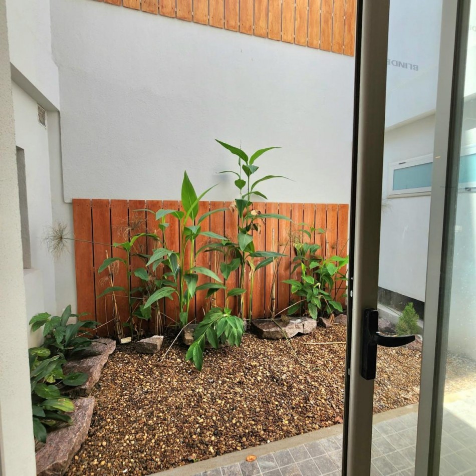 MODERNA CASA EN EL CENTRO DE LA CIUDAD