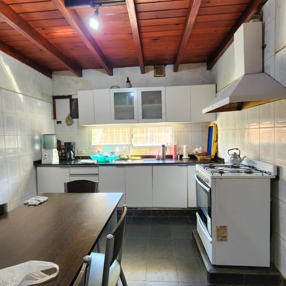 CUATRO INMUEBLES JUNTOS. CASA EN ESQUINA, GALPON CON DEPTO Y CASA DE TRES DORMITORIOS