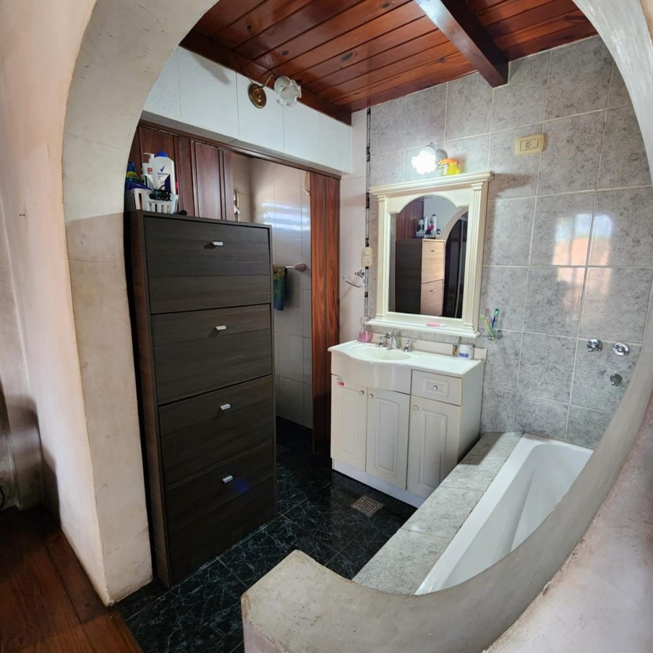 CUATRO INMUEBLES JUNTOS. CASA EN ESQUINA, GALPON CON DEPTO Y CASA DE TRES DORMITORIOS