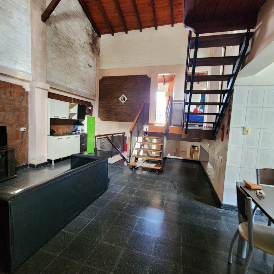 CUATRO INMUEBLES JUNTOS. CASA EN ESQUINA, GALPON CON DEPTO Y CASA DE TRES DORMITORIOS