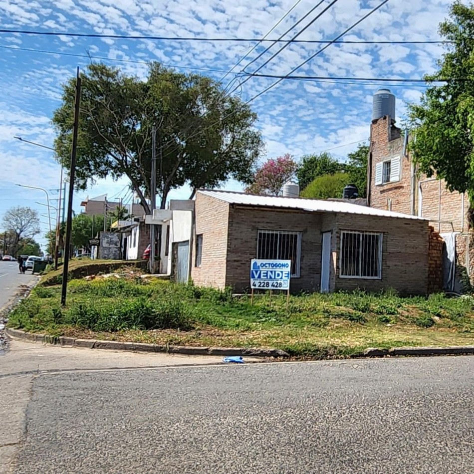 CUATRO INMUEBLES JUNTOS. CASA EN ESQUINA, GALPON CON DEPTO Y CASA DE TRES DORMITORIOS