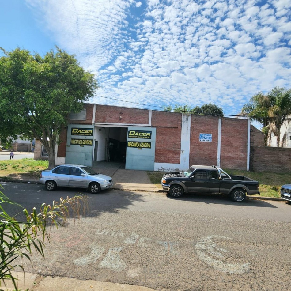 CUATRO INMUEBLES JUNTOS. CASA EN ESQUINA, GALPON CON DEPTO Y CASA DE TRES DORMITORIOS