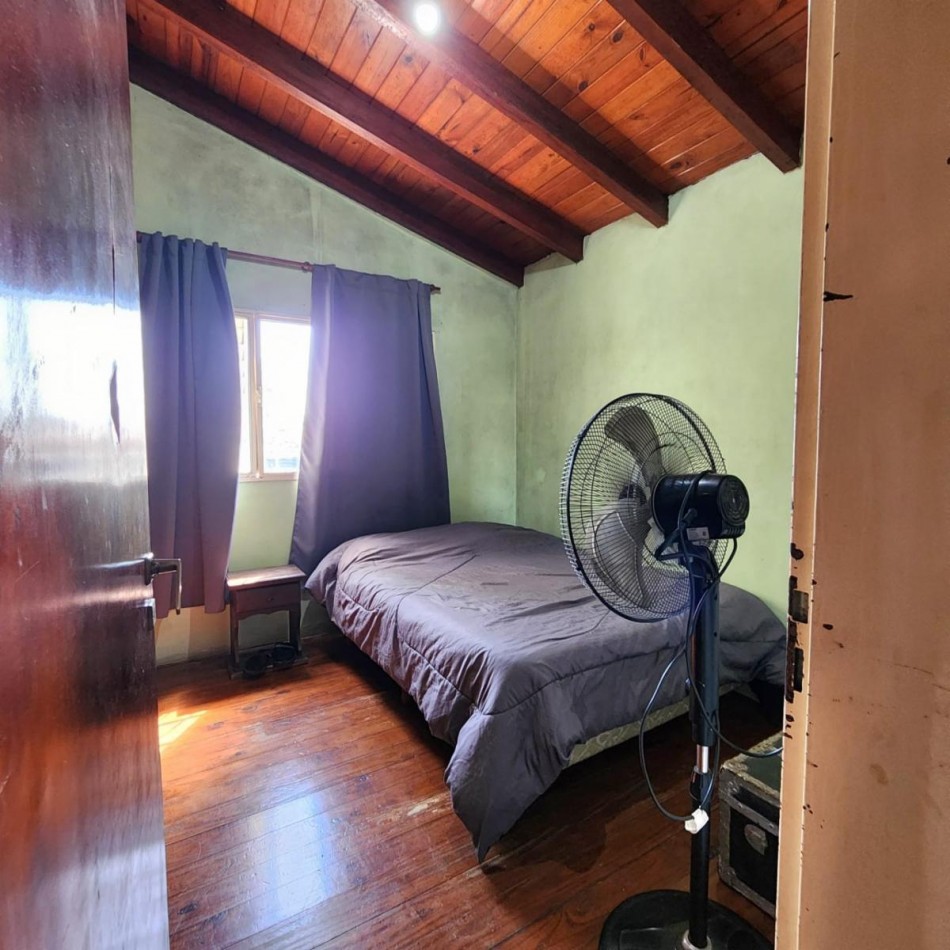 CUATRO INMUEBLES JUNTOS. CASA EN ESQUINA, GALPON CON DEPTO Y CASA DE TRES DORMITORIOS