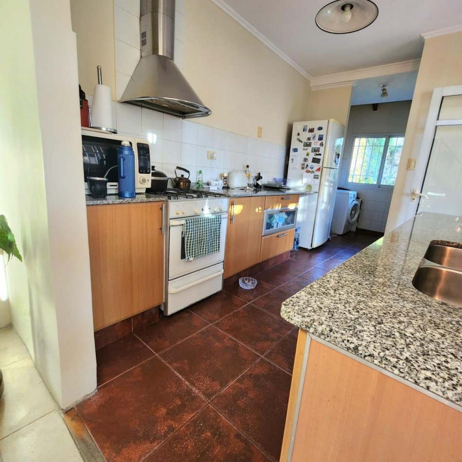 EXCELENTE CASA DE TRES DORMITORIOS CERCANA AL PARQUE URQUIZA