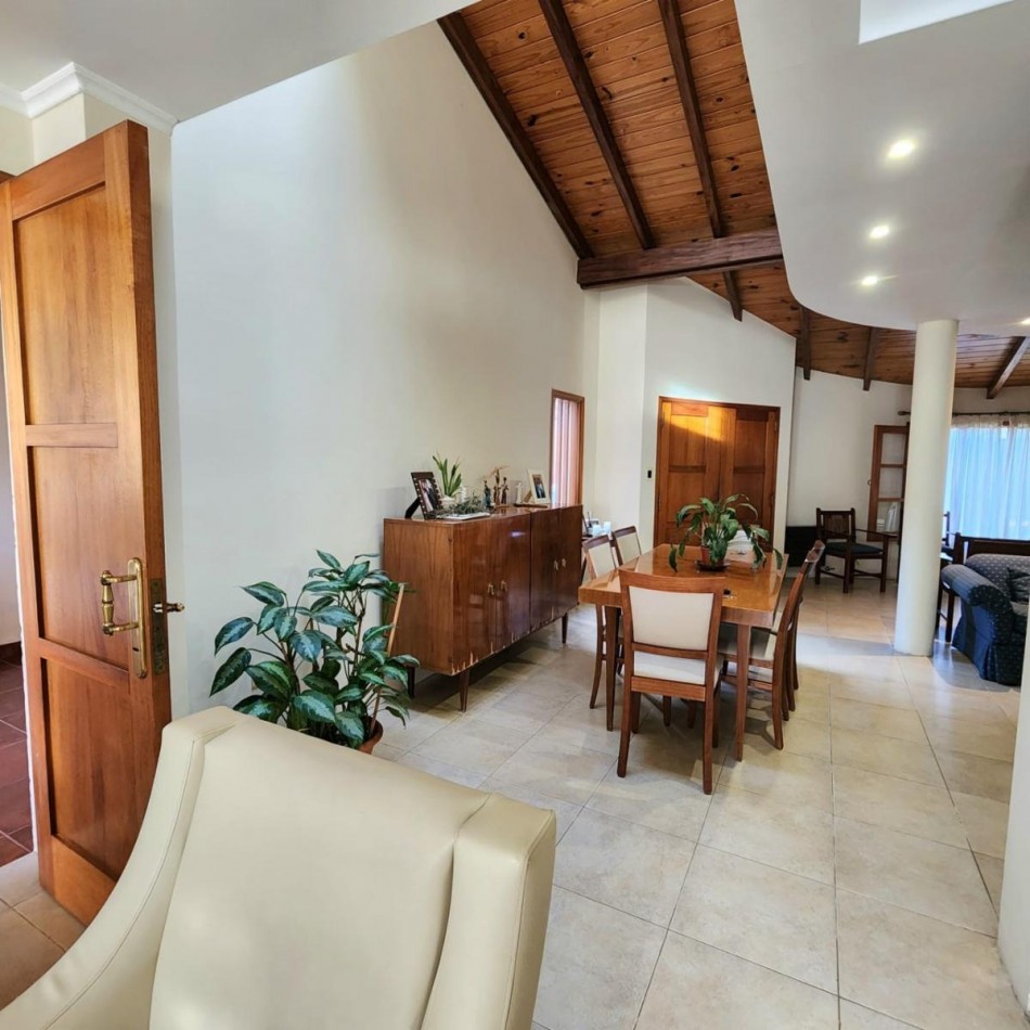 EXCELENTE CASA DE TRES DORMITORIOS CERCANA AL PARQUE URQUIZA