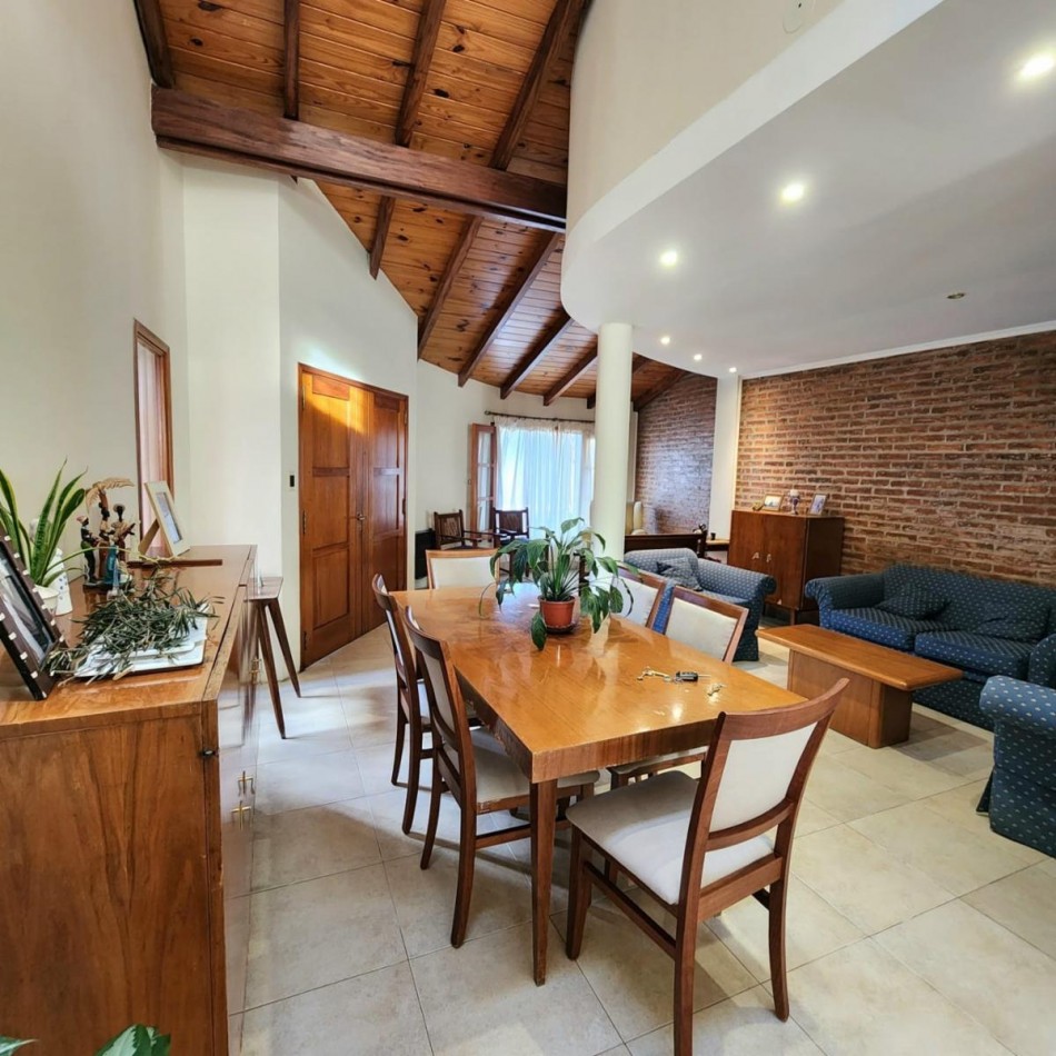 EXCELENTE CASA DE TRES DORMITORIOS CERCANA AL PARQUE URQUIZA