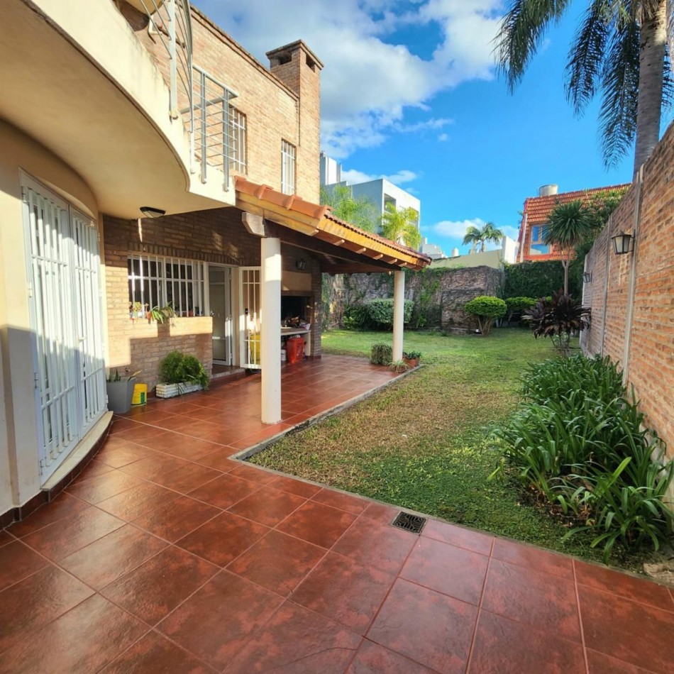 EXCELENTE CASA DE TRES DORMITORIOS CERCANA AL PARQUE URQUIZA
