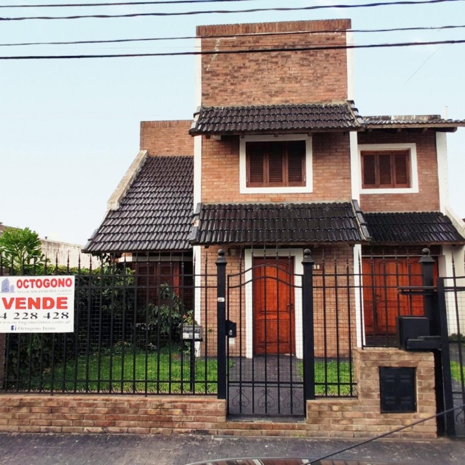 ESPECTACULAR CASA CON PISCINA