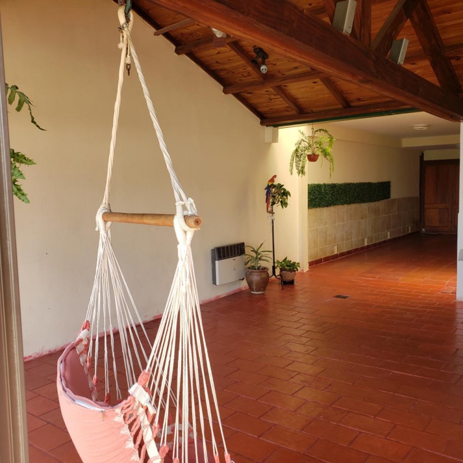ESPECTACULAR CASA CON PISCINA