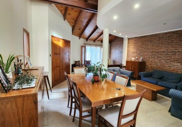 EXCELENTE CASA DE TRES DORMITORIOS CERCANA AL PARQUE URQUIZA